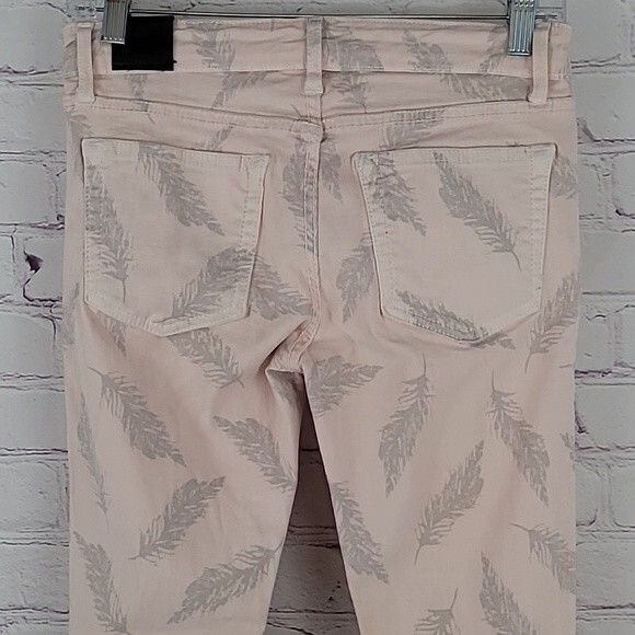 BLEULAB 8 Pocket Pink and Gray Feather Print Reversible Skinny Jeans. Size 27. - Picture 11 of 15